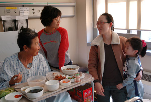 울 엄마가 식사하는 모습이고, 옆에서 형수가 간호하고 돌봐주고 있습니다. 형수가 참 고생이 많습니다. 아마도 사랑이 아니면 정말로 힘들지 않을까 싶습니다. 세상에서 가장 존경스런 분이 있다면 형수처럼 시부모의 병수발을 하는 분들이 아닐까 싶습니다. 그 일은 사랑이 없으면 안 되는 일이기 때문입니다. 